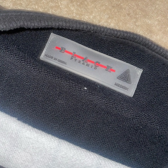 RARE men’s Black Pyramid Crewneck size M - Picture 3 of 3